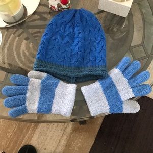 CUTE BEENIE & GLOVES SET BLUE…GLOVES DO HAVE A LITTLE WEAR ONE SIZE GOOD COND.